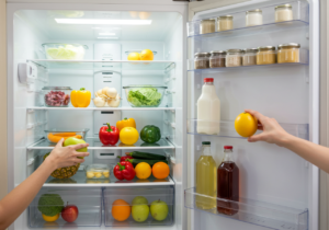 Frigo pulito e rifornito di frutta e verdura fresca dopo le vacanze